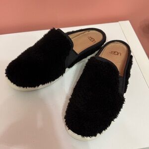 UGG Luci Slip-on Fuzzy Sneakers